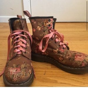 FLORAL DOC MARTENS!!